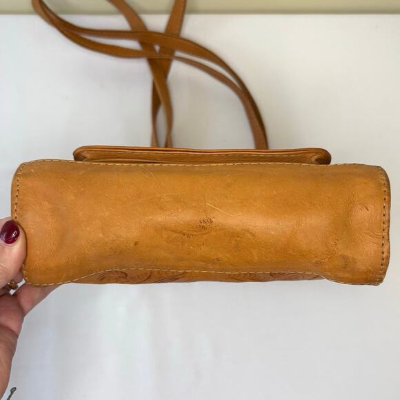 Vintage Hand-Tooled Leather Shoulder Messenger Bag | Butterscotch Brown 1970s - Picture 9 of 14